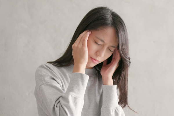 頭痛がしている女性